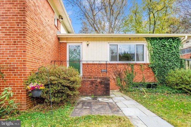 Building Photo - 3906 Montrose Dr