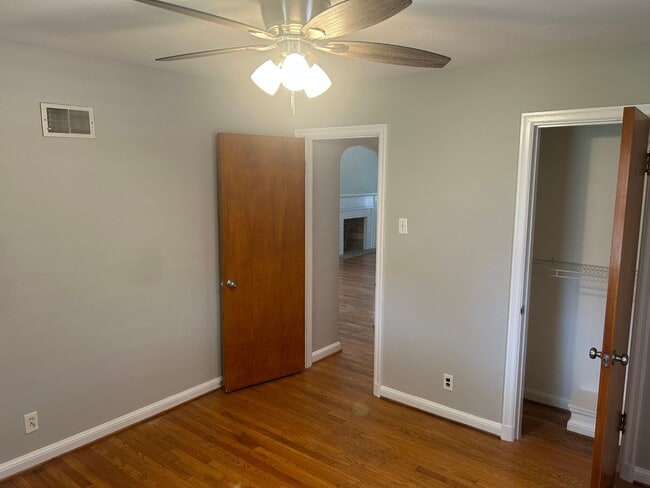 Building Photo - Lovely refreshed Southhampton home