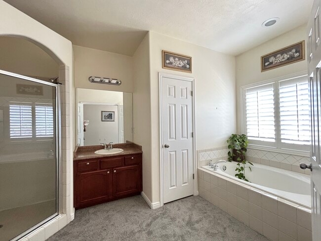 Building Photo - 5665 Piney View Ct