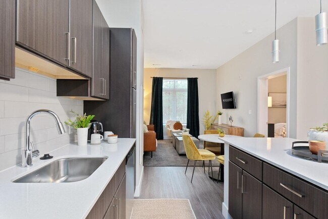 Building Photo - 10 Central St