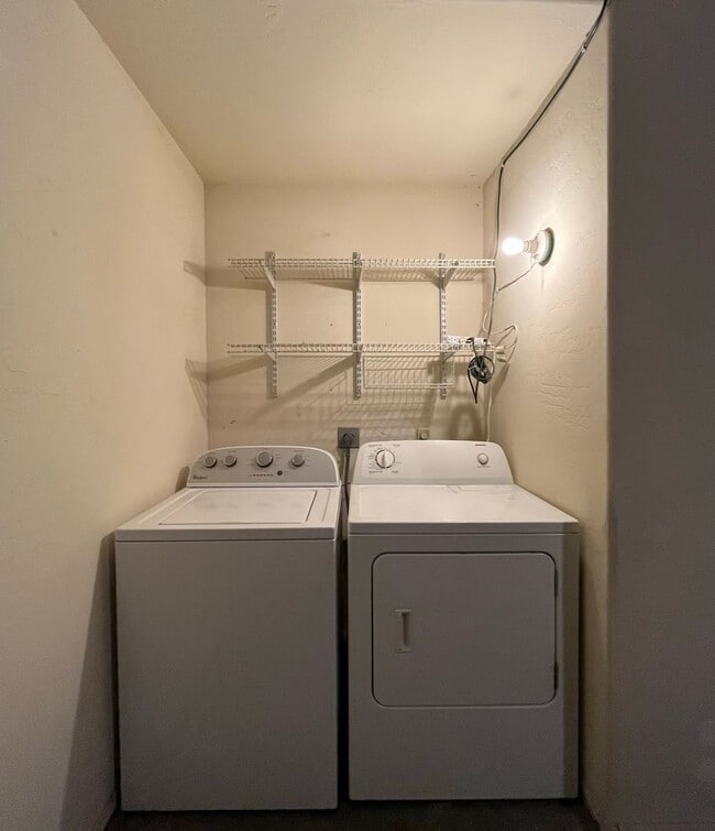 Building Photo - 2 Bedroom Townhome in the Stone Gate Commu...