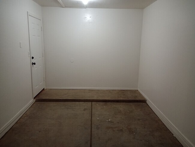 Building Photo - N Montezuma Dr