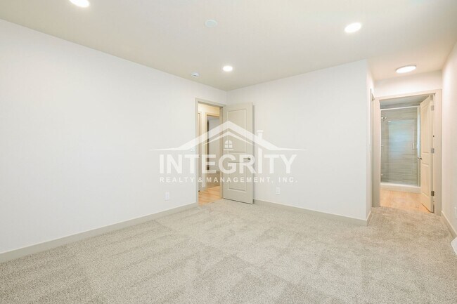 Building Photo - 6475 W Kingsley Ave