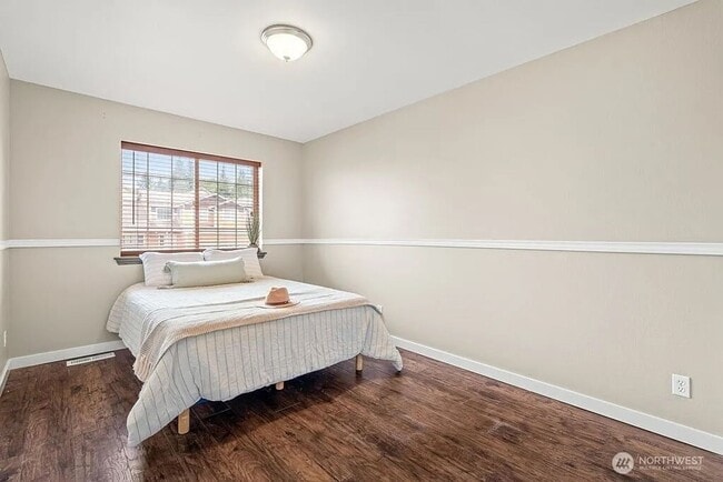 Building Photo - Beautiful Craftsman Marysville!