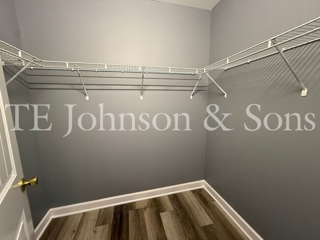 Building Photo - Charming 3 Bedroom Home with Modern Finishes on Dellwood