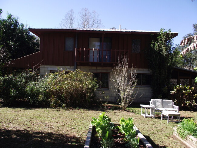 Building Photo - Gorgeous Rustic Home in Alachua!