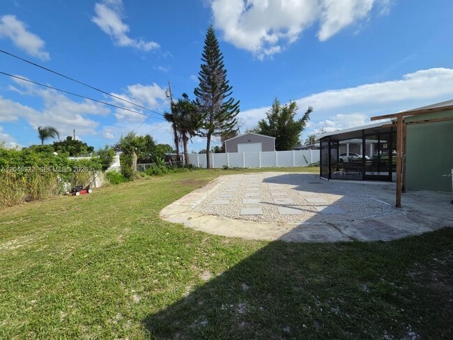 Building Photo - 305 SE Airoso Blvd