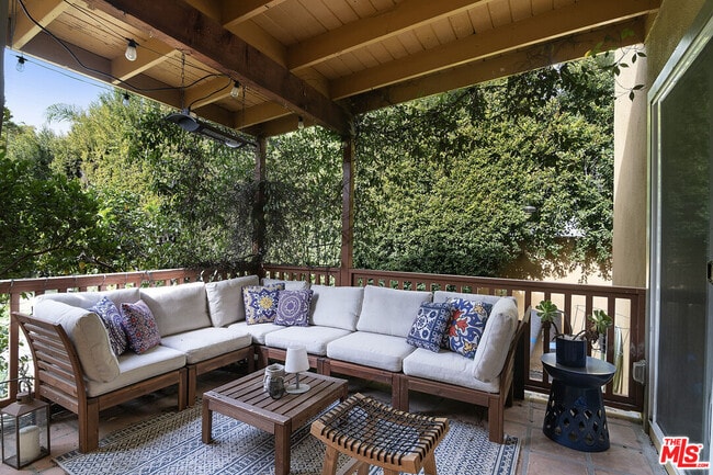 Building Photo - 543 N Las Palmas Ave