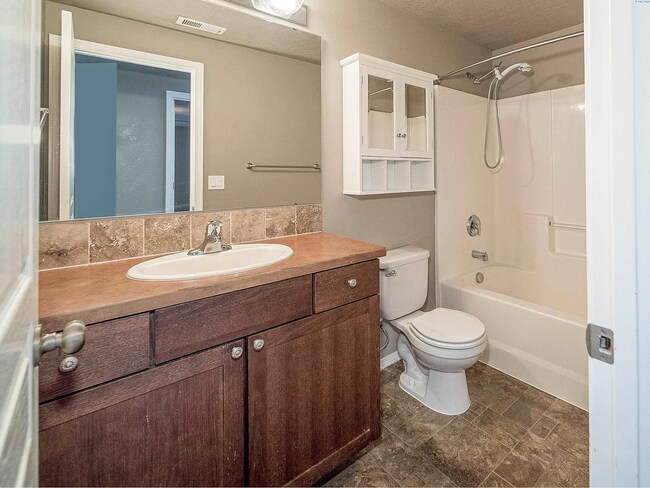 Building Photo - Luxury Kennewick Home for Lease – Elegant ...