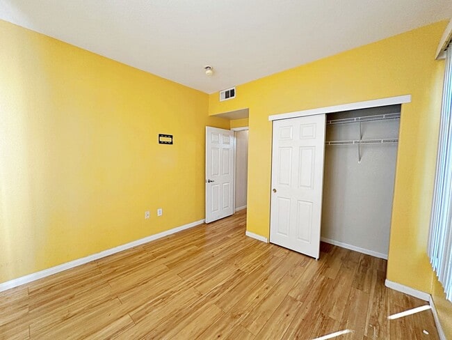 Building Photo - 3 BEDROOM CONDO IN  GUARD GATED COMMUNITY