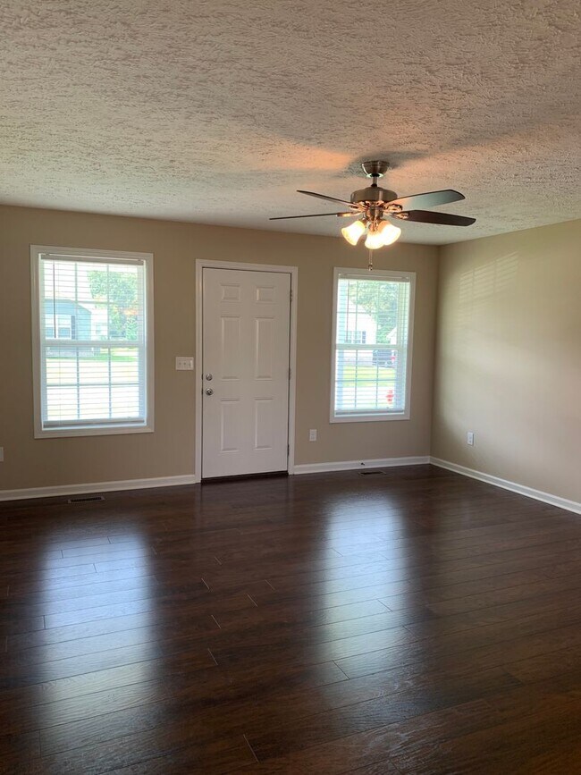 Building Photo - 3 Bedroom, 2 Bath Home Located in Manchester