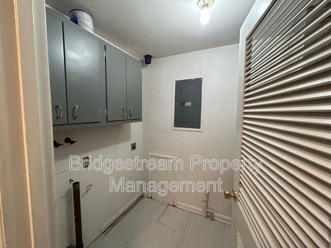 Building Photo - 1850 John Glenn Rd