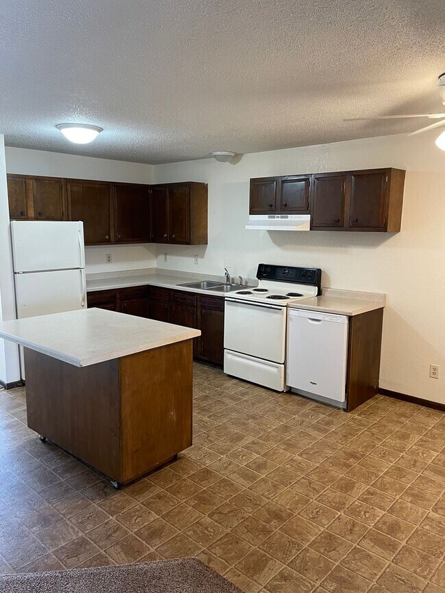 Building Photo - Three Bedroom 1.5 Bathroom