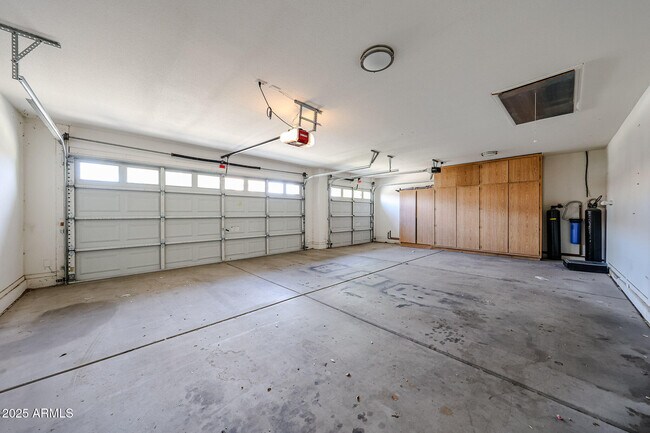 Building Photo - 8442 W Mary Ann Dr