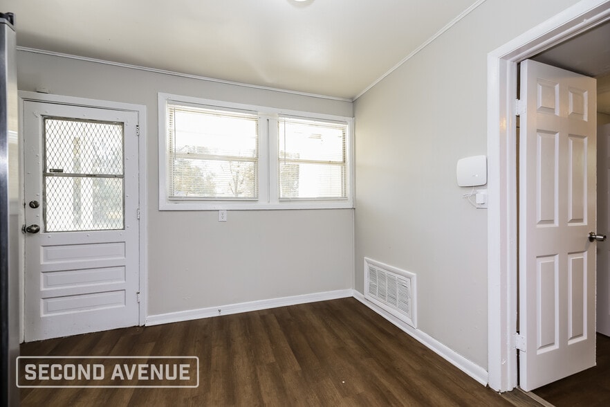 Building Photo - 4640 Suray Ave