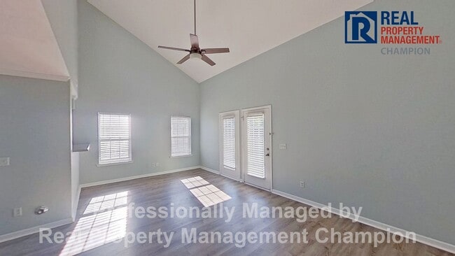 Building Photo - Cute 3 BD/2 BA Townhome Style Near UNCW