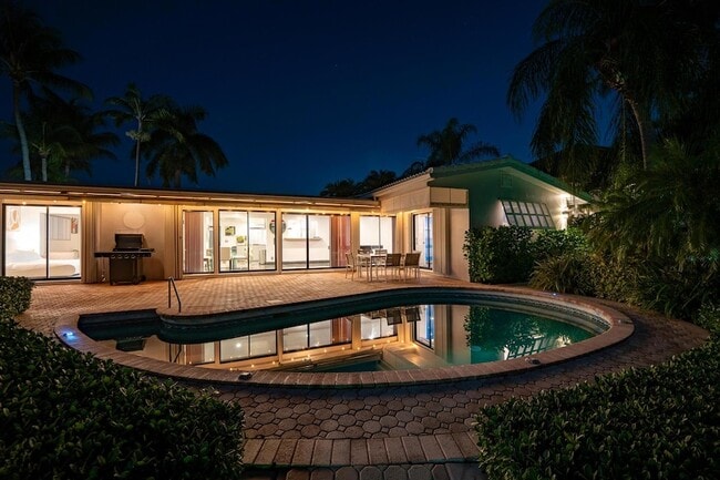 Building Photo - 2531 NE 47th St