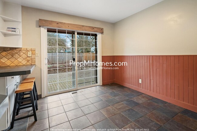 Building Photo - 5 Bedroom Charmer in Milwaukie! Close to C...