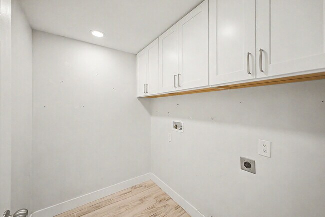 Building Photo - 3701 E Ludlow Dr