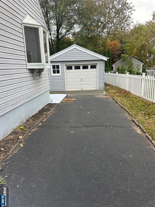 Building Photo - 679 Midwood Rd