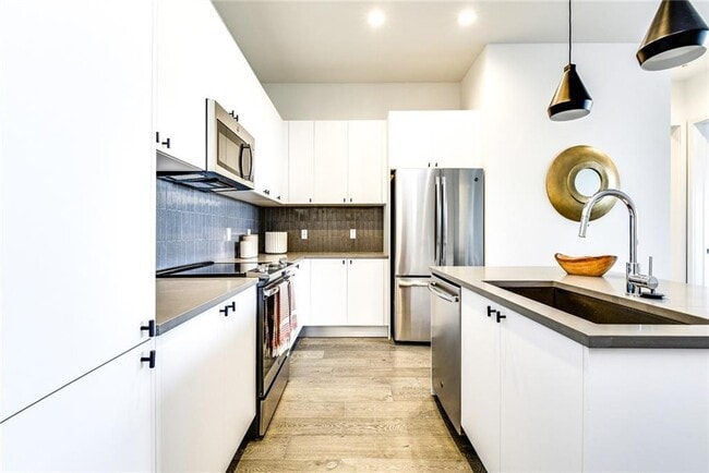 Building Photo - 800 Embassy Dr