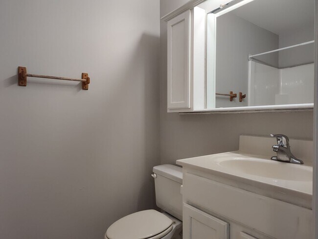 Building Photo - Move in ready Townhome in Morrison Place!
