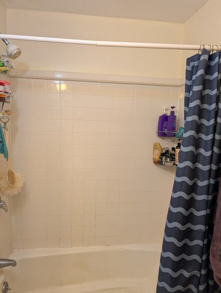 Tub - 144 Calumet St