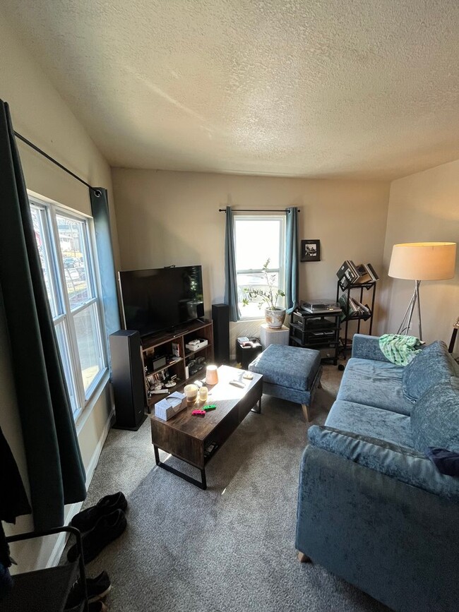Building Photo - Stunning 4 Bed Home