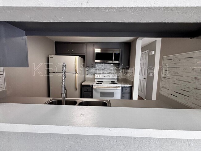 Building Photo - 4420 Flowerdale Ave