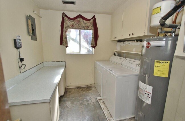 Building Photo - Spacious Home in Quiet Neighborhood