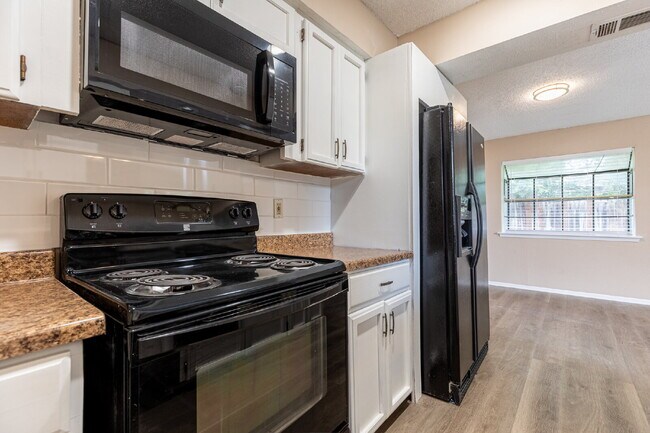 Building Photo - 5814 Pineway St