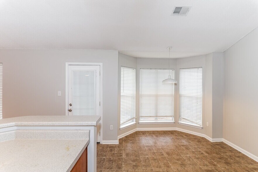 Building Photo - 7875 Sarah Ann Dr S