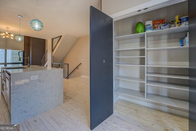 Building Photo - 1250 Breuer Mews NW