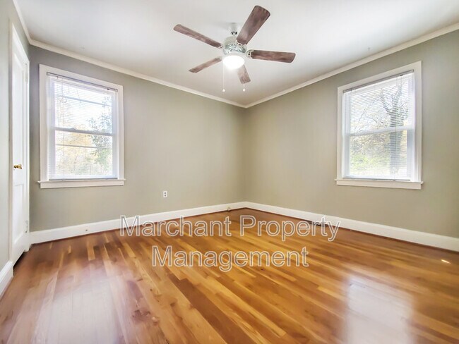 Building Photo - 8 E Circle Ave