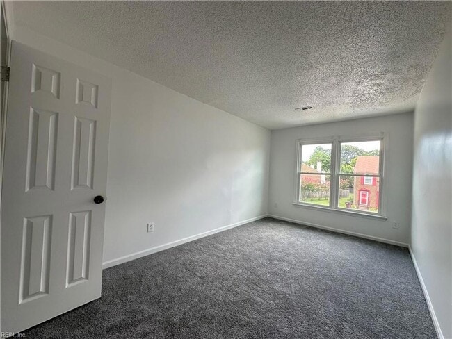 Building Photo - 3112 Radcliffe Ln N