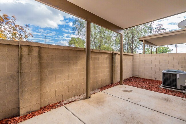 Building Photo - Large 3 bedroom 3 bathroom townhomes
