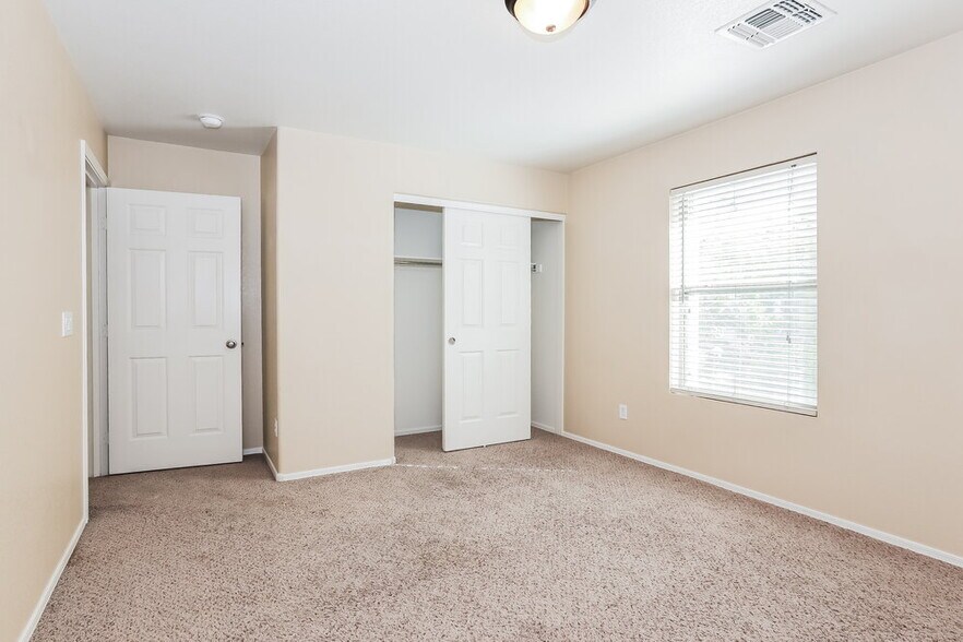 Building Photo - 2714 S Sailors Way