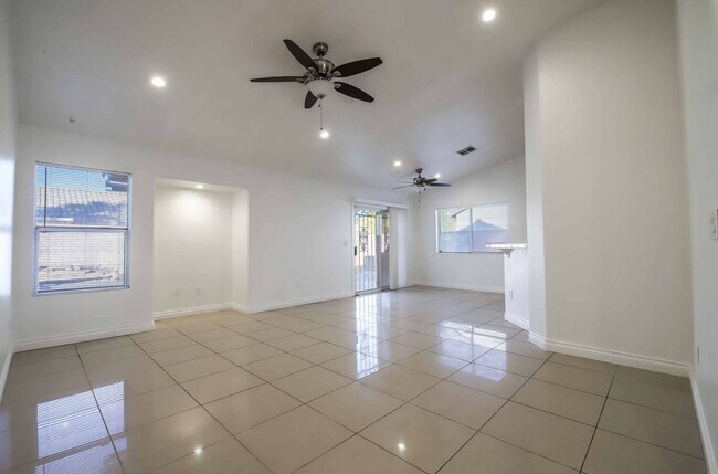 Building Photo - CUTE 3 BEDROOM HOME WITH POOL/SPA!