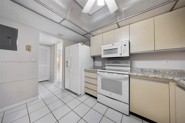Building Photo - 2500 Parkview Dr