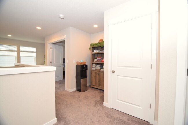 Building Photo - 1690 S Quartz Dr