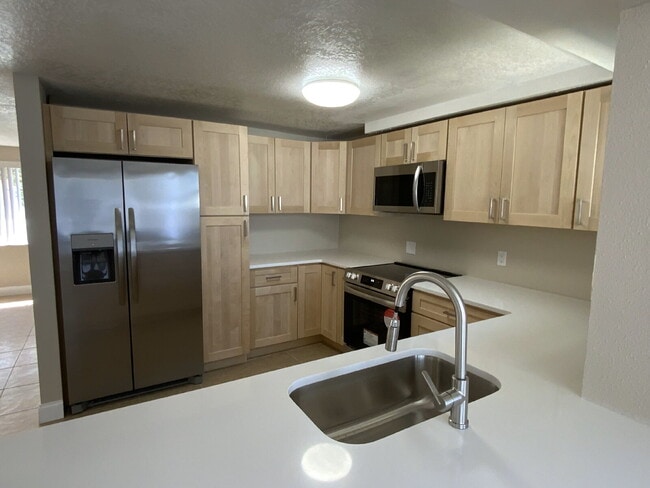 Building Photo - Beautiful 2 bed, 2 updated baths home in the sought-after boating community of Gulf Harbors.