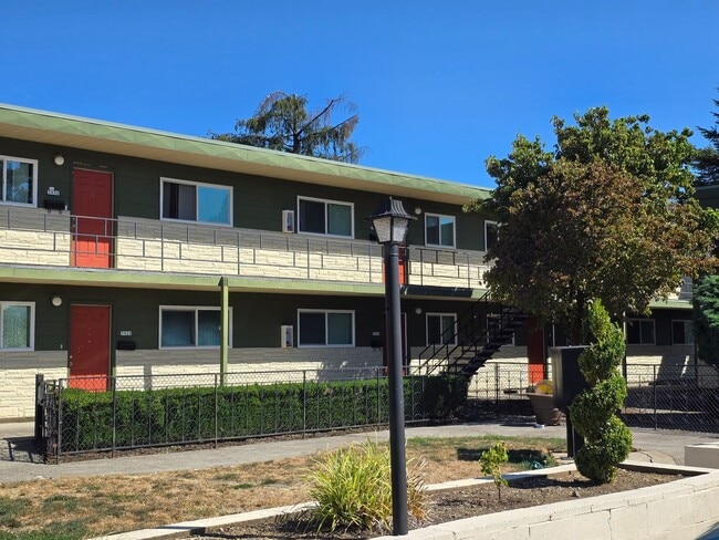 Building Photo - *!*!* Rent Ready Upstairs Pet Friendly 3 B...