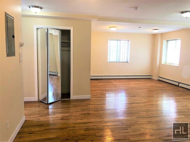 Building Photo - 869 E 95th St