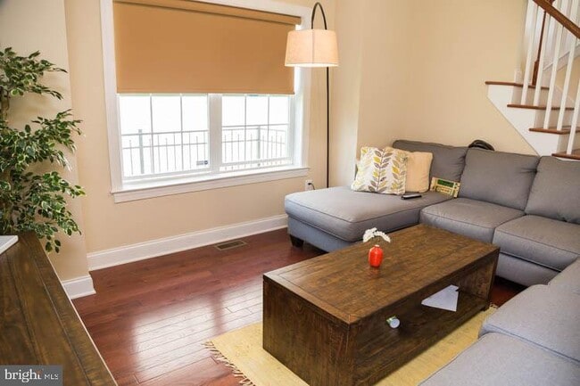 Building Photo - 415 Dearnley St