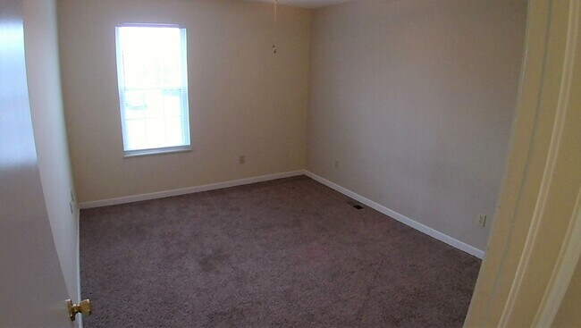 Building Photo - Experience Aurora living in this spacious 3-bedroom, 2-bathroom home