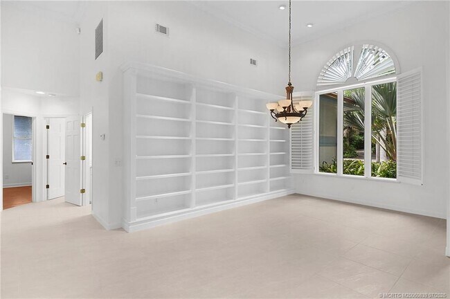 Building Photo - 158 S River Rd