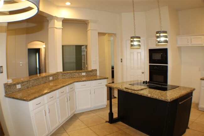 Building Photo - 642 Avery Dr