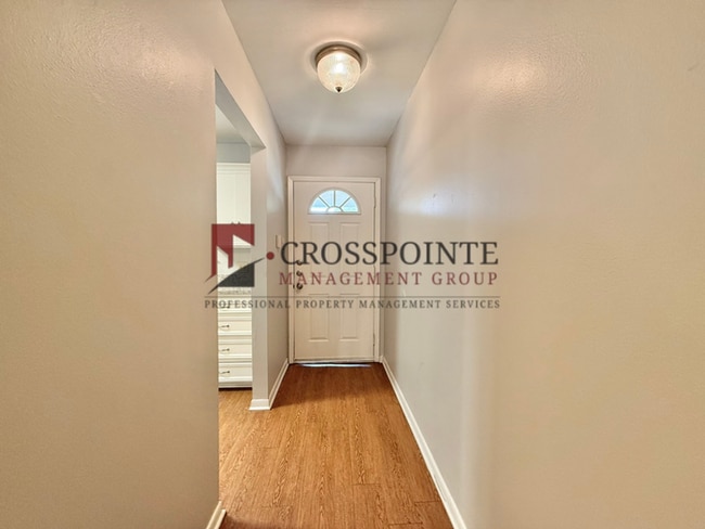Building Photo - 3 Bedroom, 2 Bathroom Duplex!