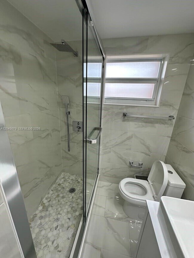 Building Photo - 1560 W 46th St