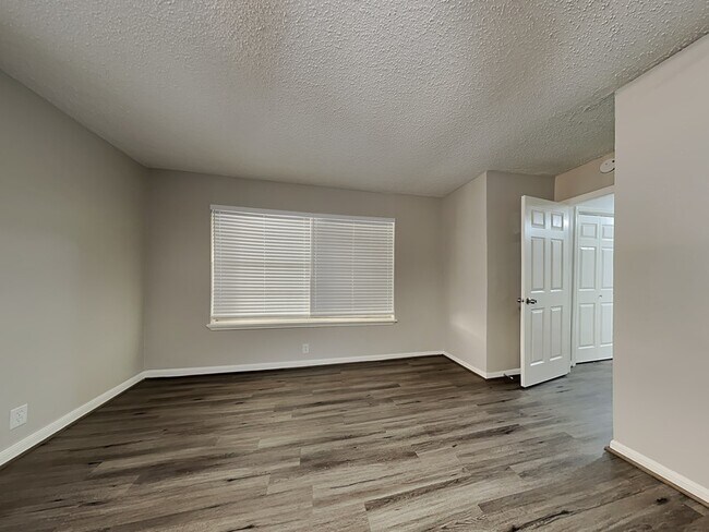 Building Photo - 23123 Bayleaf Dr